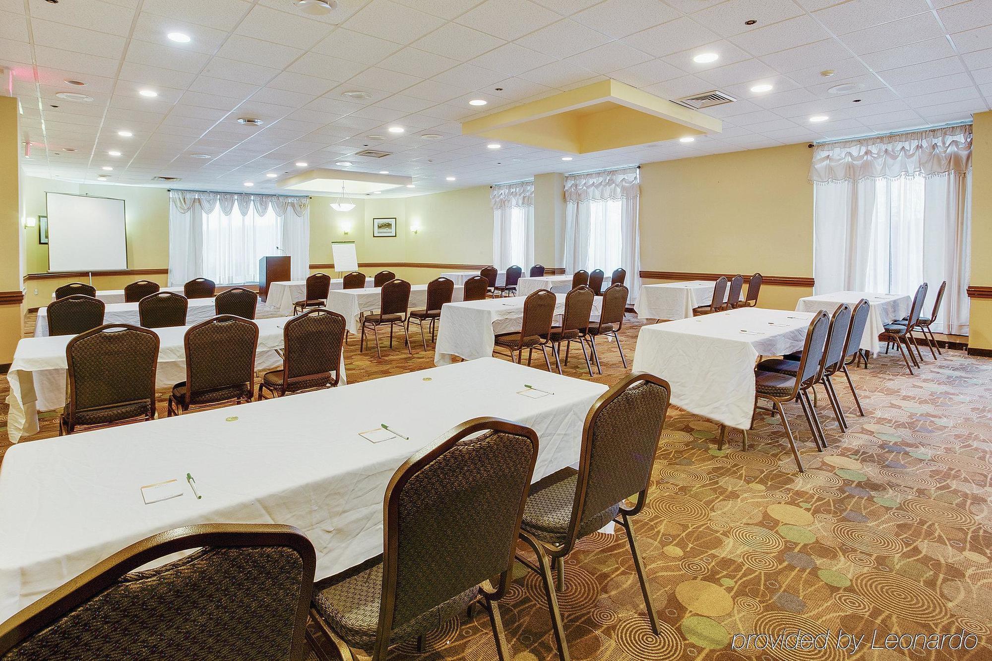 La Quinta Inn & Suites Pittsburgh North McCandless Township 외부 사진